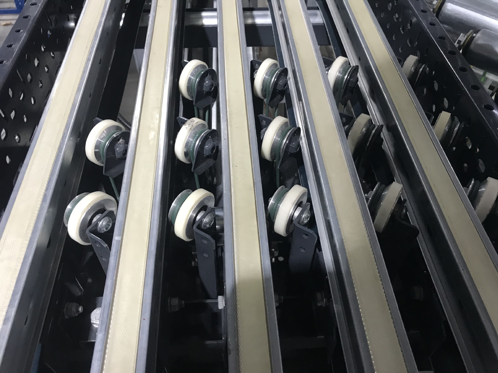 西格林SIEGLING 物流分揀輸送機(jī)E 15/2 UO/V5+F19X8U65導(dǎo)條輸送帶(圖2)