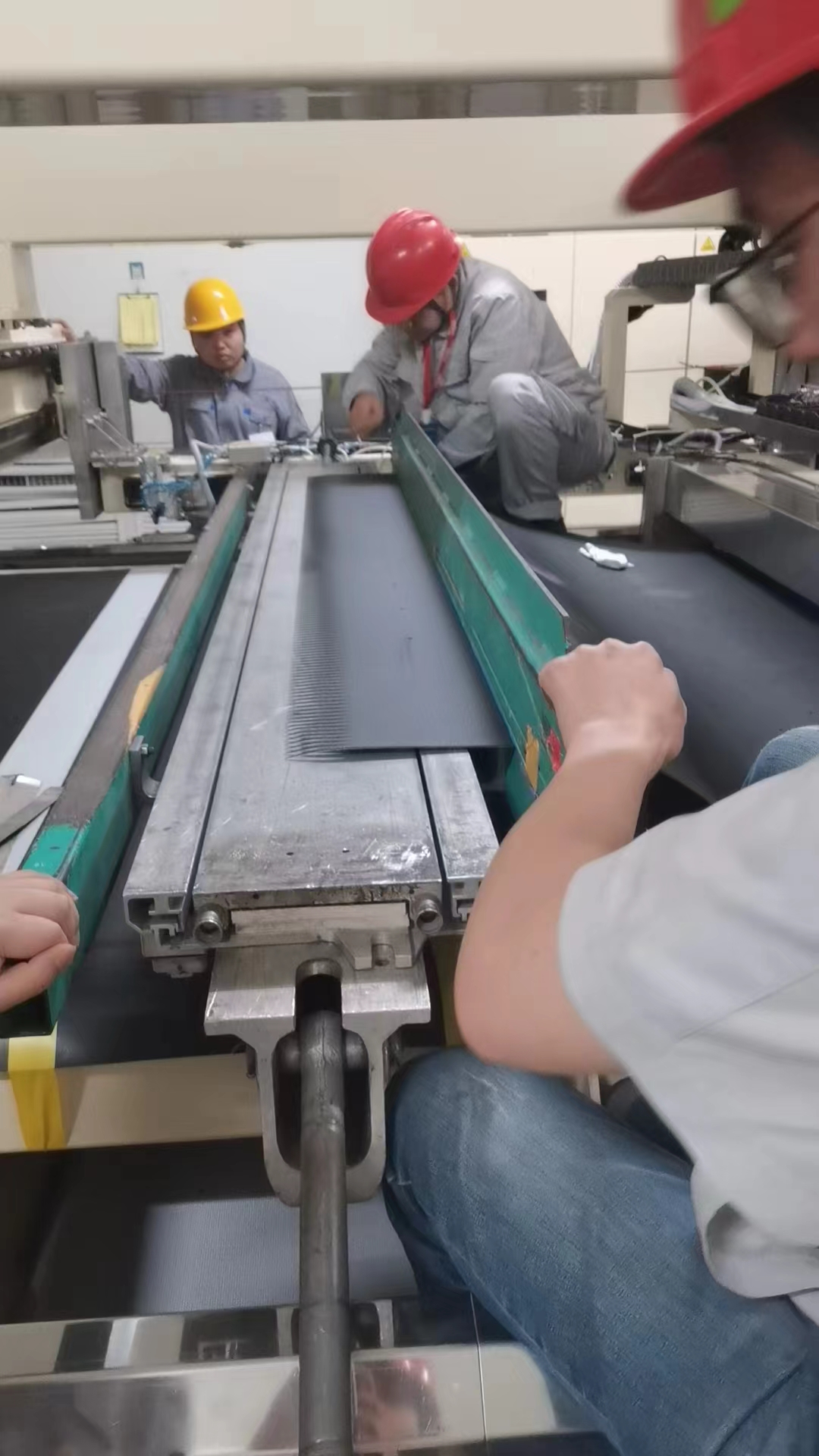 德國進口巨型熱壓機設備液晶板輸送帶現場施工實地應用(圖2)