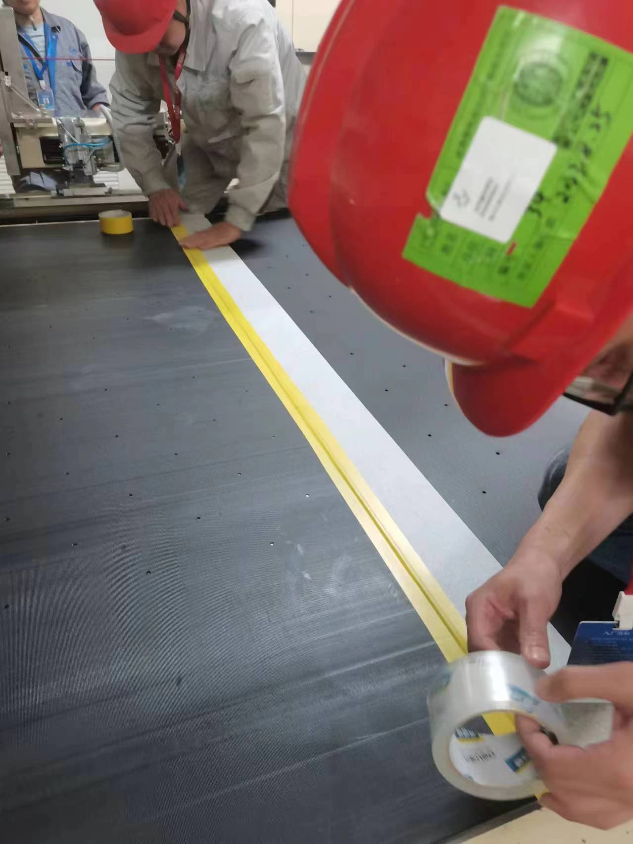 德國進口巨型熱壓機設備液晶板輸送帶現場施工實地應用(圖3)